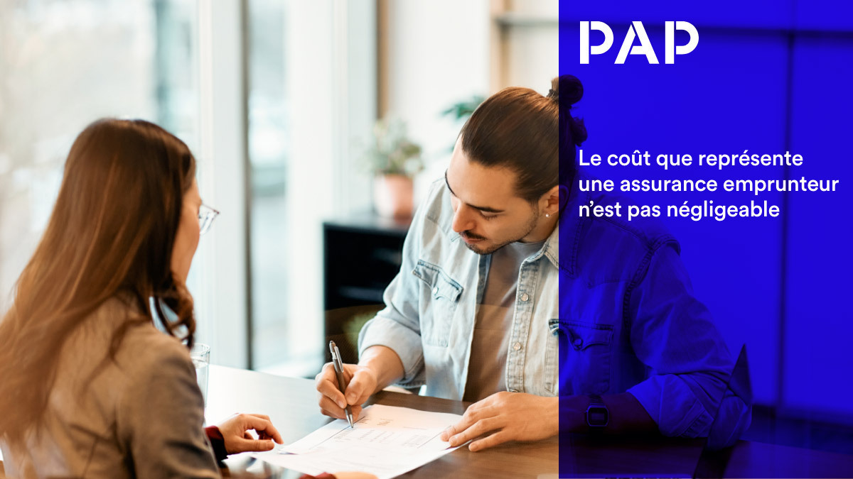 Contrat d'assurance prêt immobilier posé sur un bureau, prêt à être signé