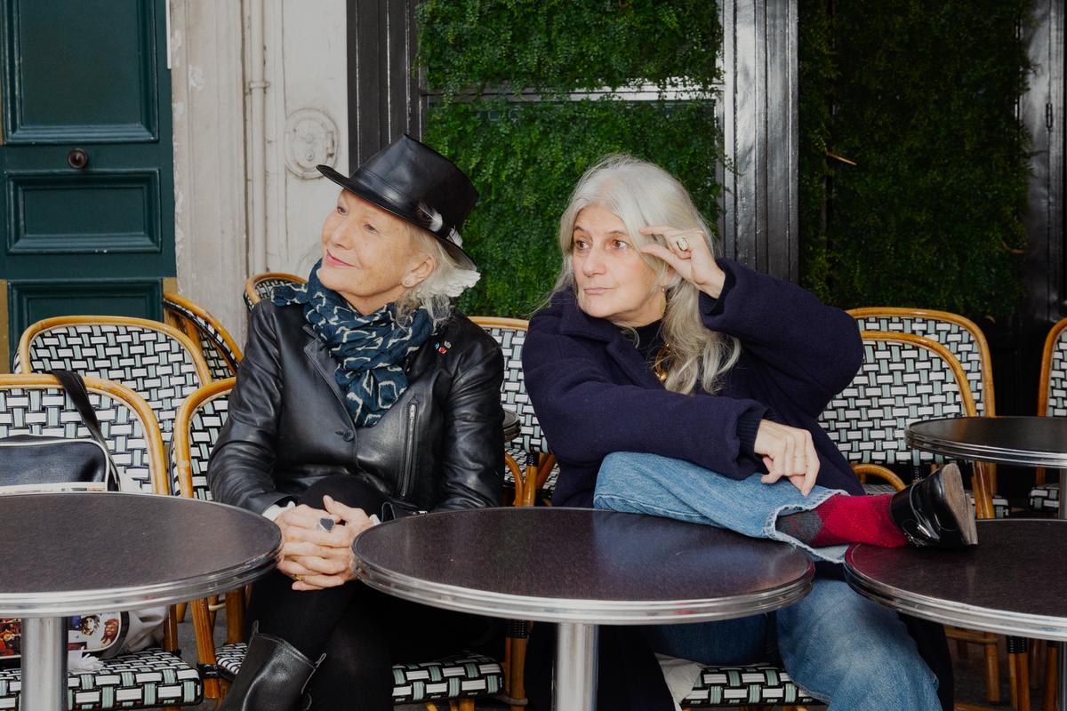 Devanture d'une boutique agnès b avec vêtements et sacs présentés en vitrine