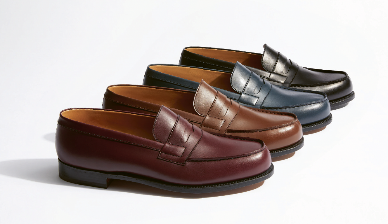 Mocassin en cuir J.M. Weston cousu Goodyear posé sur un fond clair