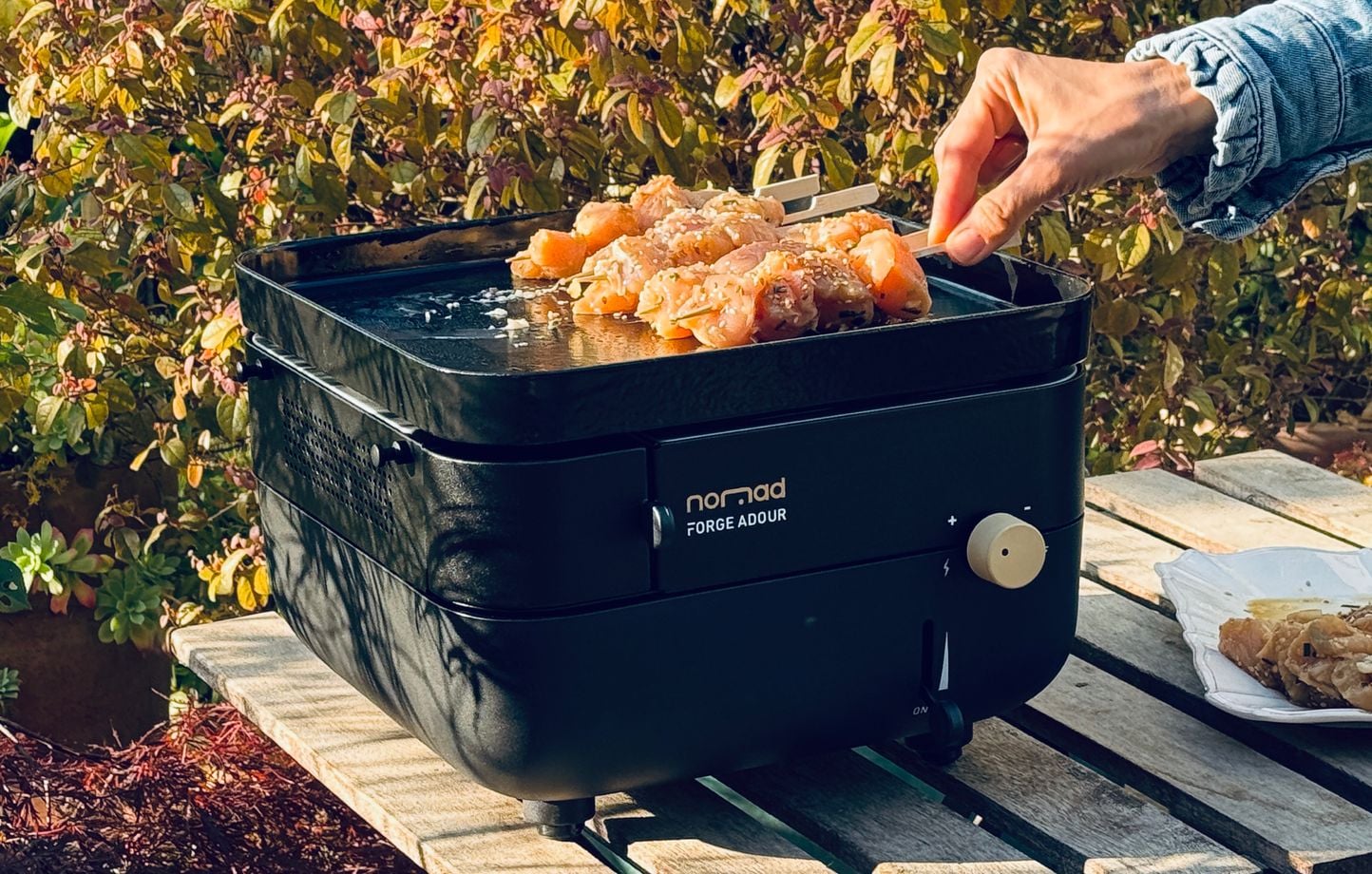 Plancha Forge Adour à gaz installée sur une terrasse en pierre