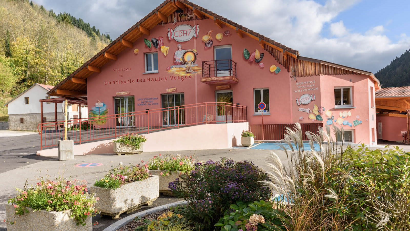 Bonbons colorés de la confiserie des Hautes-Vosges disposés dans une vitrine artisanale à Plainfaing
