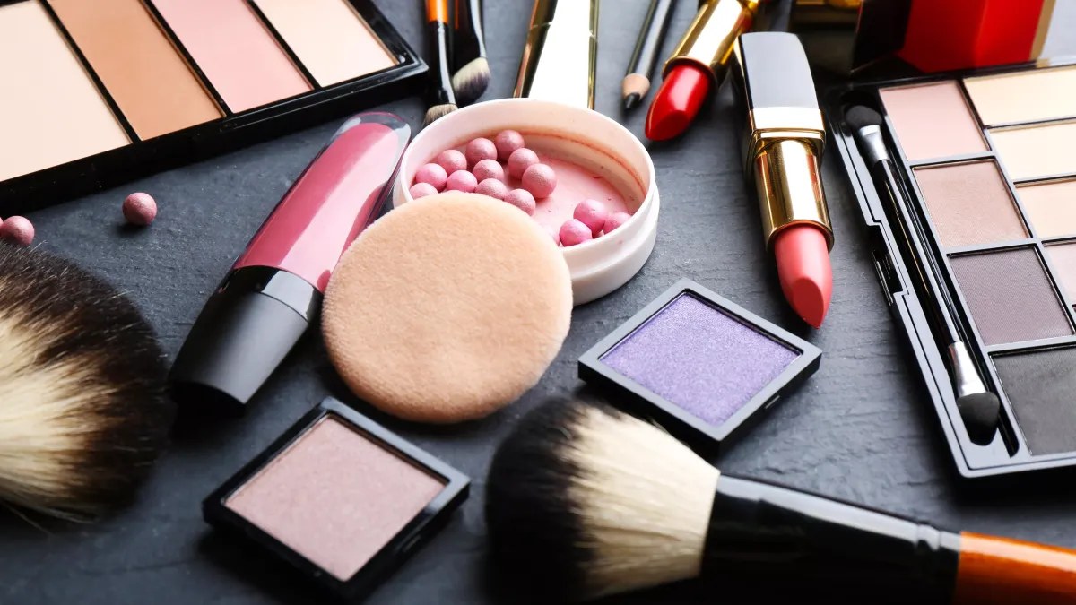Flacons de produits de beauté français posés sur une table en bois clair