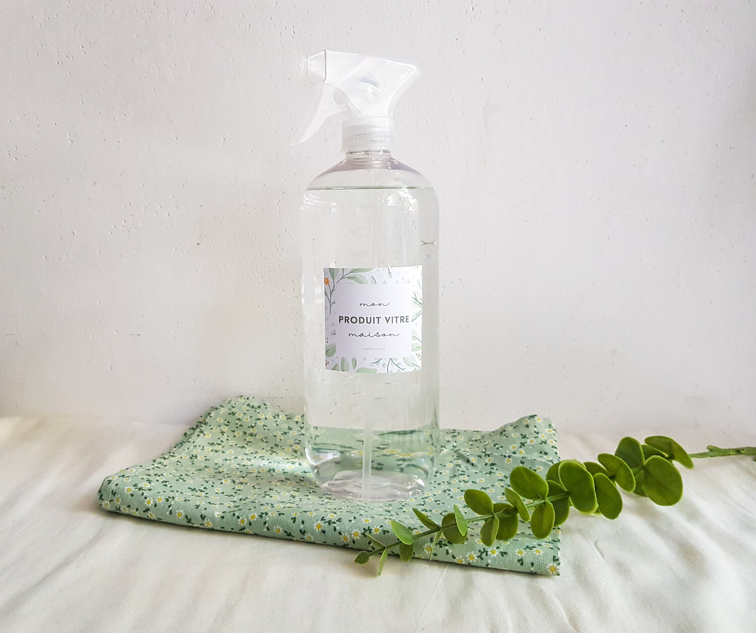 Spray de produit vitre maison avec vinaigre blanc et chiffon microfibre
