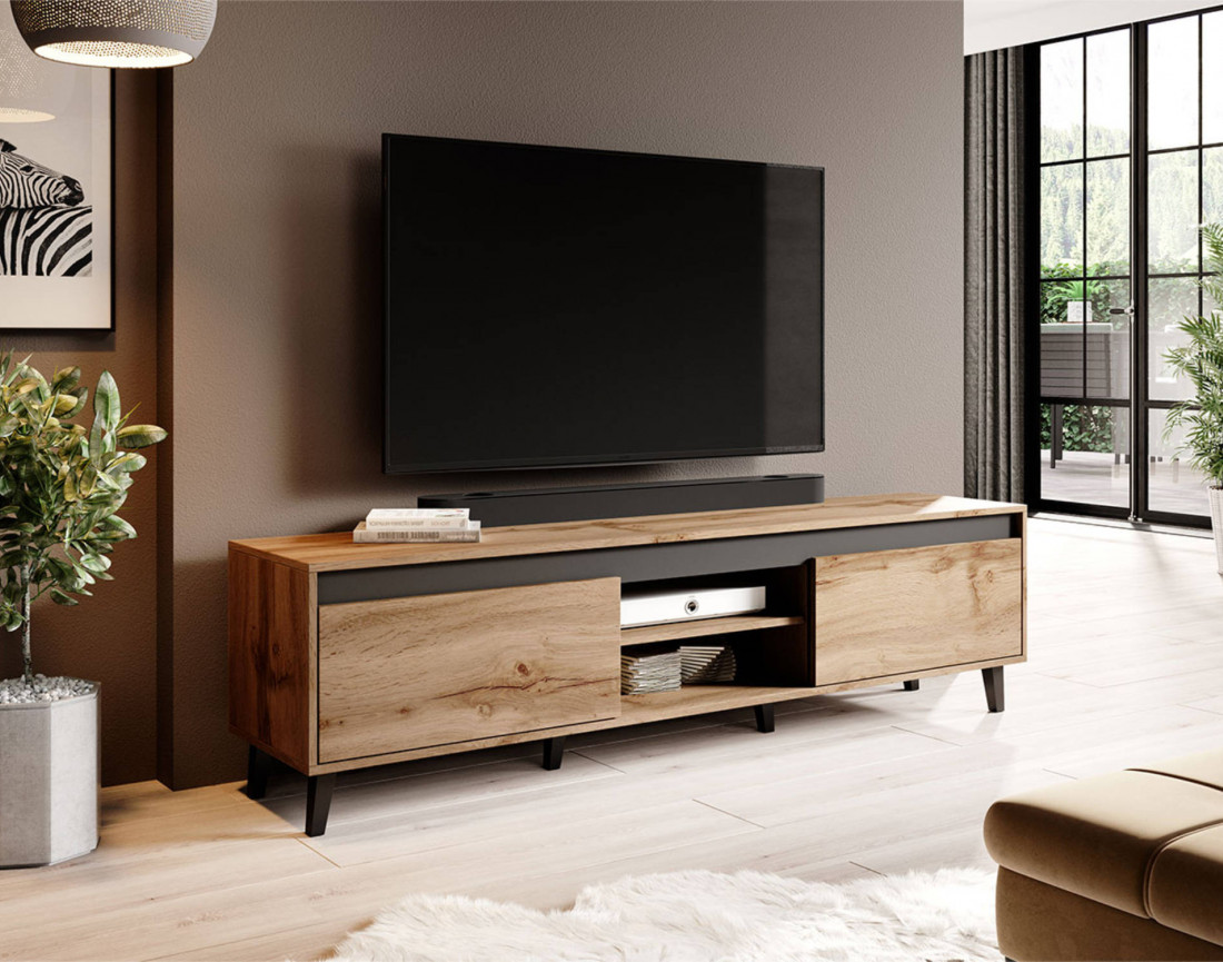 Meuble télé en bois naturel avec rangements dans un salon lumineux