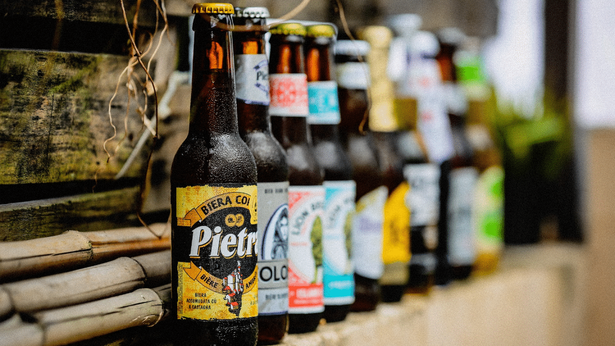 Bouteille de bière corse ambrée servie dans un verre