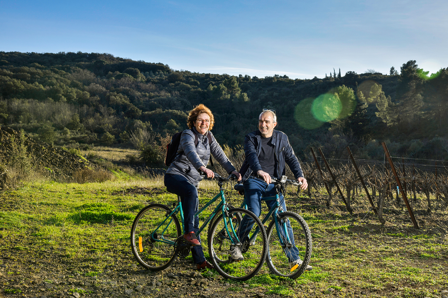 Paysage de campagne française avec un village et des champs, symbole du retour aux sources