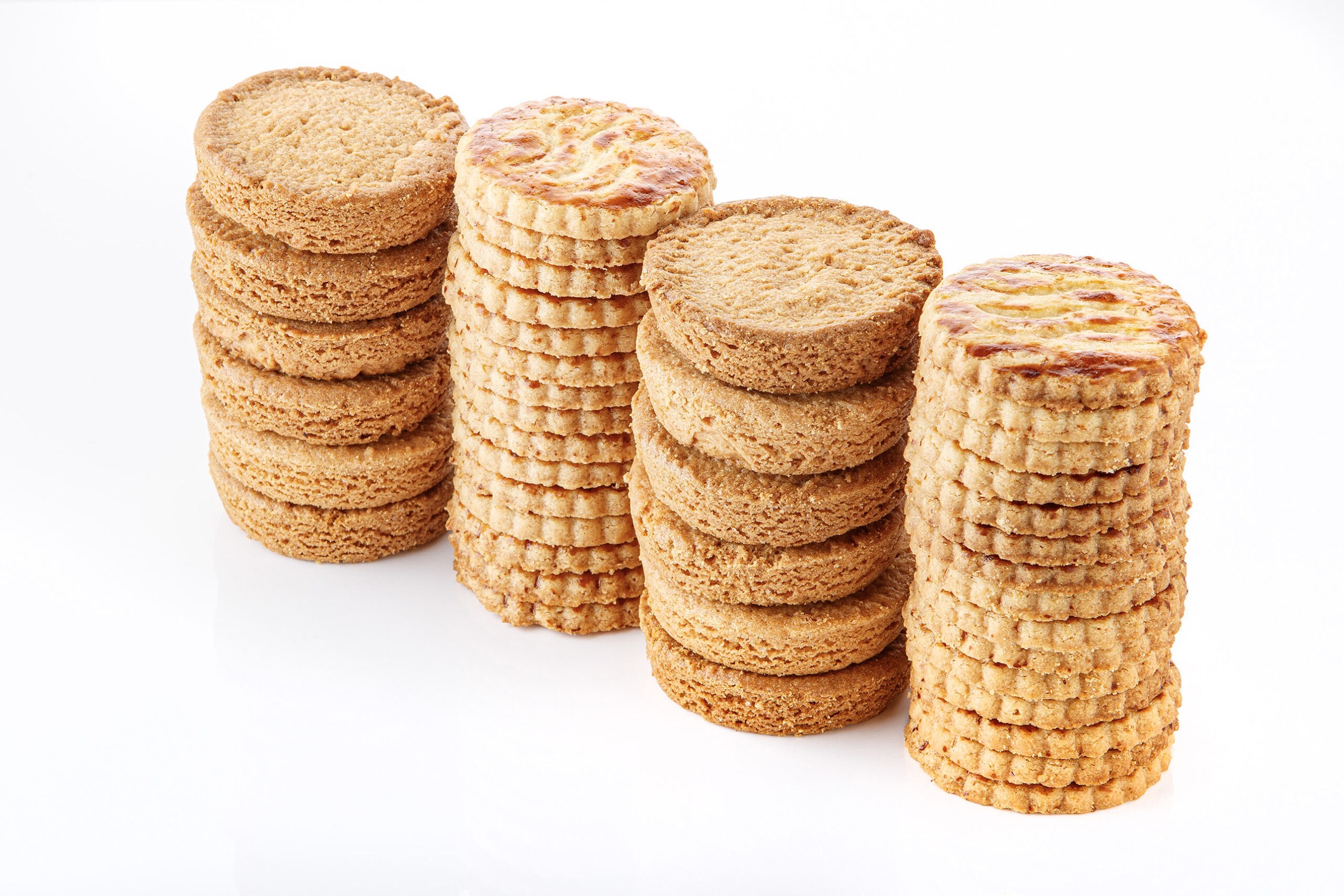 Palets bretons et galettes pur beurre disposés sur une assiette