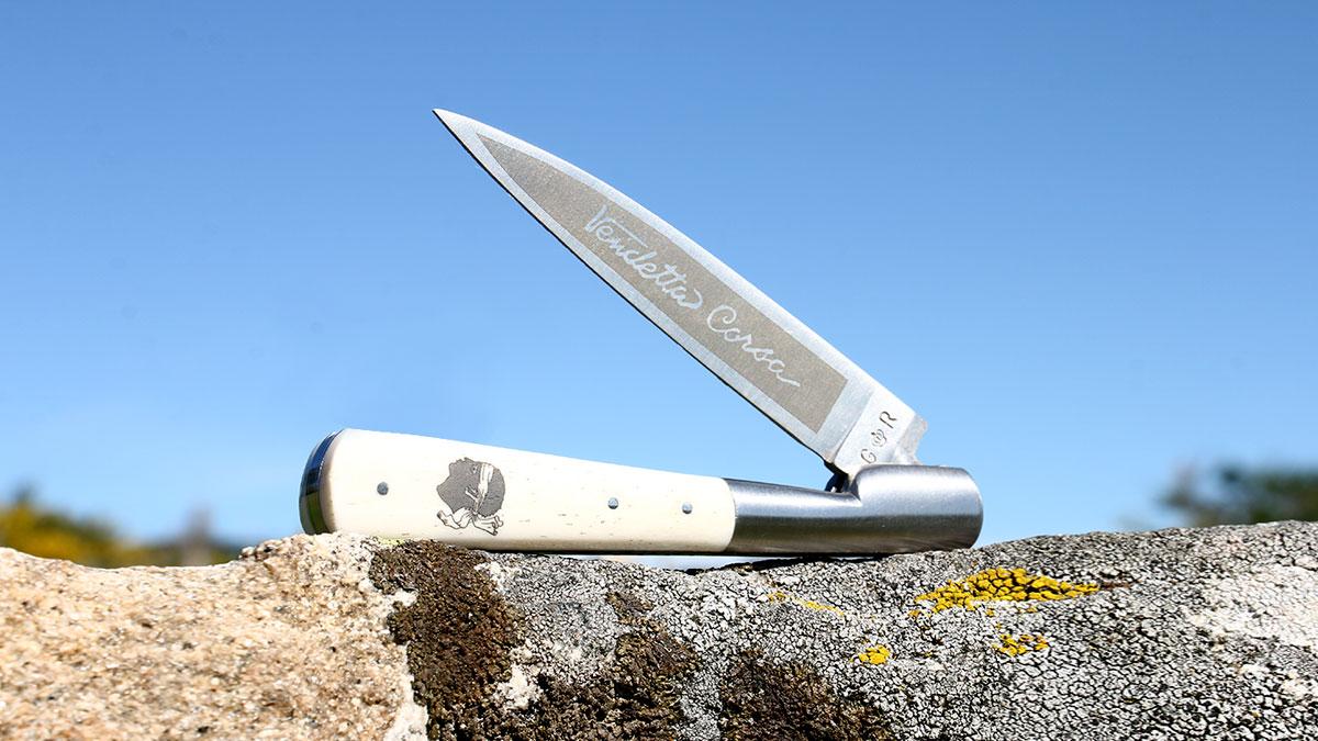 Couteau corse Vendetta pliant, manche en bois et lame en acier inoxydable ouverte