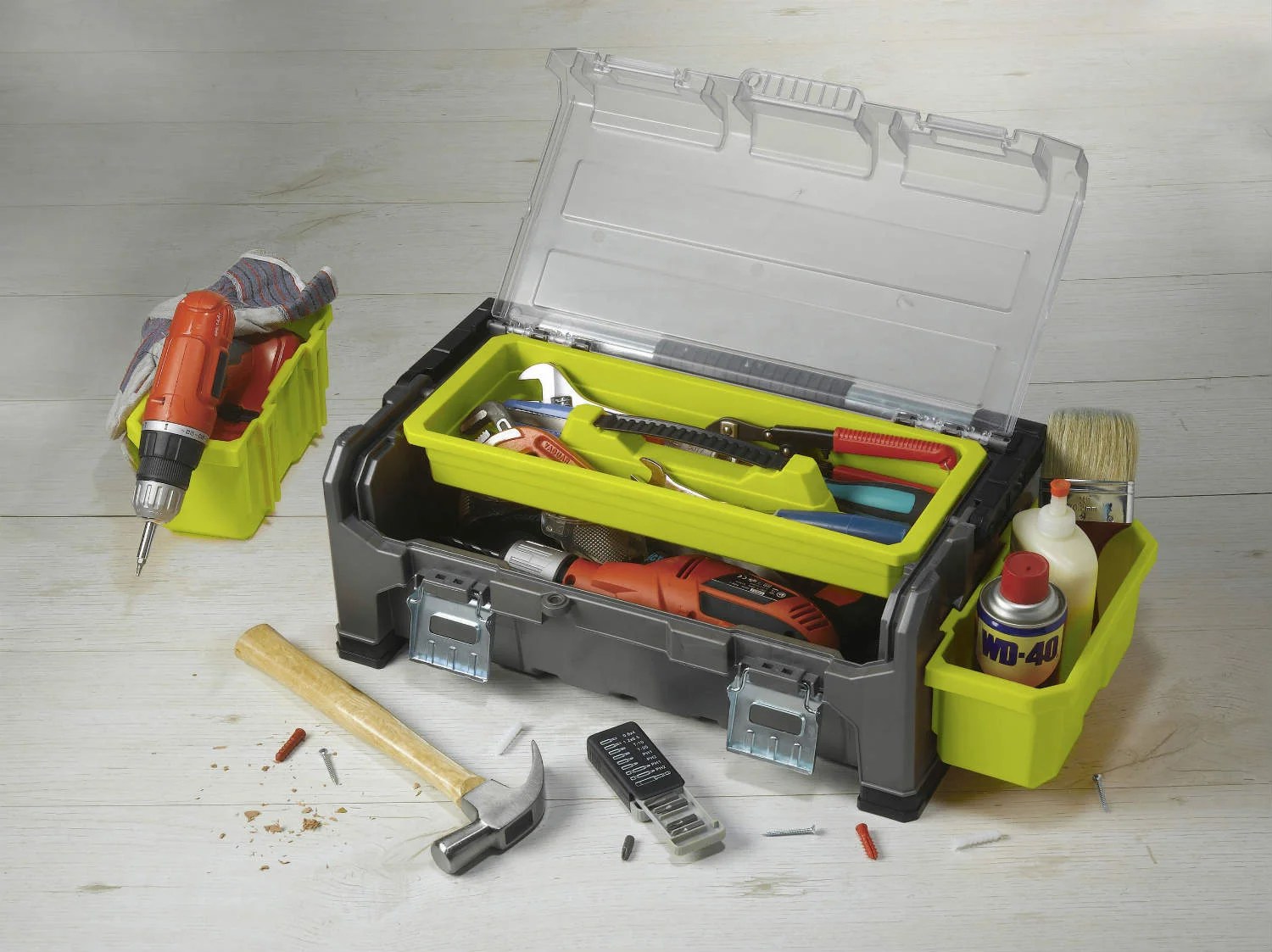 Caisse à outils ouverte avec les outils indispensables du bricoleur : marteau, tournevis, mètre ruban et niveau à bulle