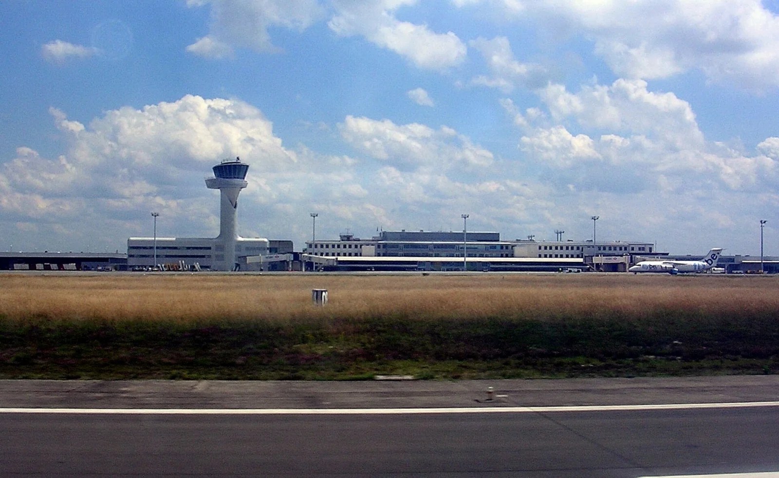 Vue extérieure du terminal de l'aéroport de Bordeaux